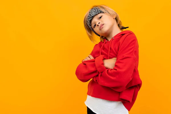 Menino Bonito Emocional Posando Contra Fundo Laranja — Fotografia de Stock