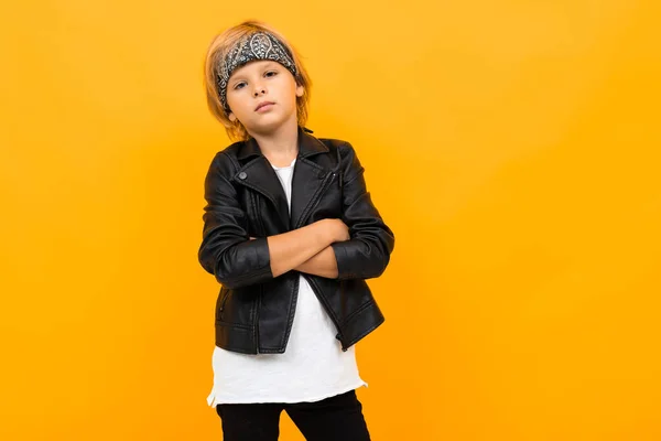 Chico Guapo Emocional Posando Sobre Fondo Naranja —  Fotos de Stock