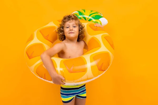 Niedlicher Kleiner Junge Mit Gummiring Vor Orangefarbenem Hintergrund — Stockfoto