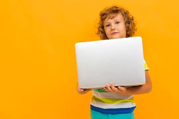 Jóképű Fiú Laptop Ellen Narancs Háttér — Stock Fotó