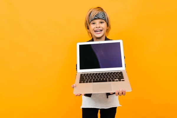 Chłopiec Laptopem Pozowanie Przeciwko Pomarańczowy — Zdjęcie stockowe