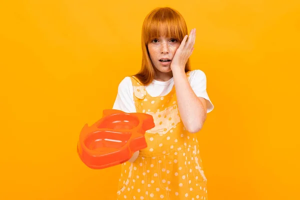 Hübsche Teenager Mädchen Mit Roten Haaren Posiert Mit Vor Orangefarbenem — Stockfoto