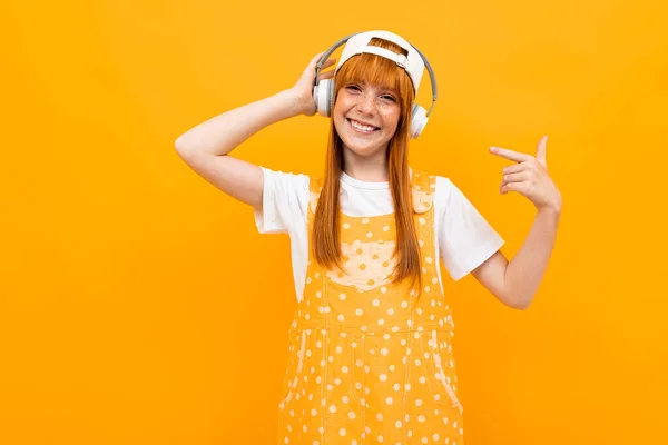 Alegre Jengibre Chica Escuchar Música Posando Sobre Naranja Fondo — Foto de Stock