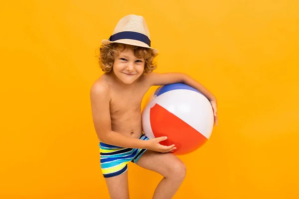 Kleiner Junge Posiert Strandstil Vor Orangefarbenem Hintergrund — Stockfoto