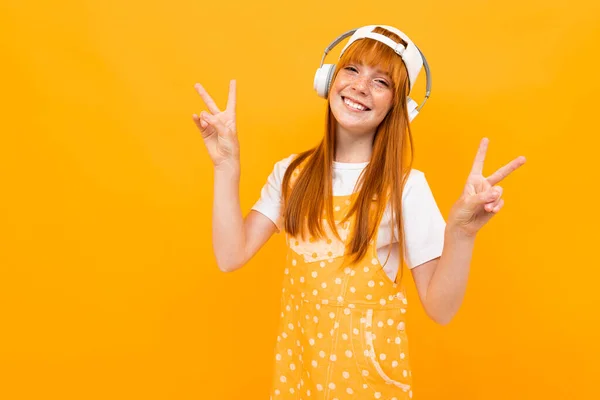 Alegre Jengibre Chica Escuchar Música Posando Sobre Naranja Fondo — Foto de Stock