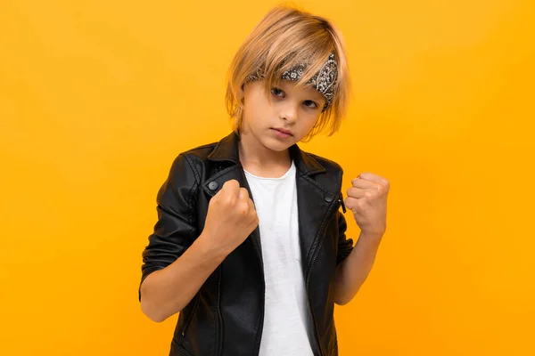 Menino Bonito Emocional Posando Contra Fundo Laranja — Fotografia de Stock