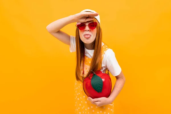 Emotionales Ingwergirl Mit Sonnenbrille Posiert Vor Orangefarbenem Hintergrund — Stockfoto