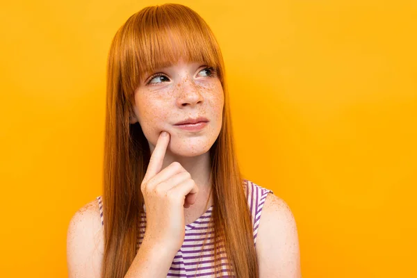 Emotionales Ingwergirl Posiert Vor Orangefarbenem Hintergrund — Stockfoto