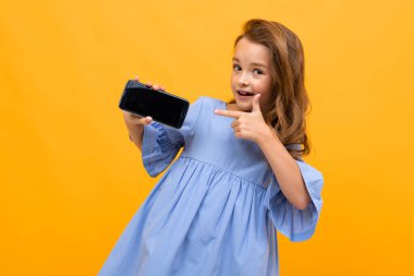 Akıllı telefonu olan şirin bir kız. 