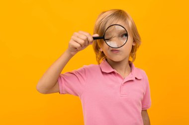 Büyüteçle yakışıklı çocuk. 