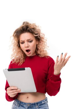 Beyaz arka planda dijital tabletle poz veren genç kadın  