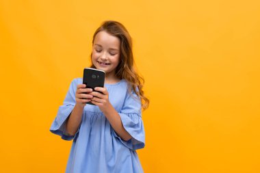 Akıllı telefonu olan şirin bir kız. 