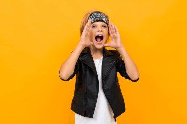 duygusal yakışıklı çocuk turuncu arka planda poz veriyor 