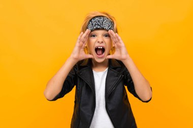 duygusal yakışıklı çocuk turuncu arka planda poz veriyor 