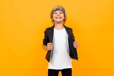 duygusal yakışıklı çocuk turuncu arka planda poz veriyor 