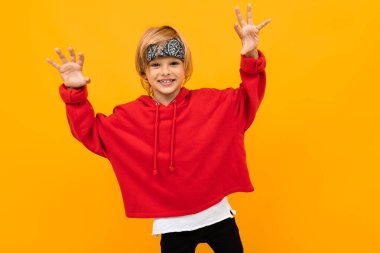 duygusal yakışıklı çocuk turuncu arka planda poz veriyor 