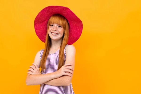 Portret Van Schattig Gember Meisje Dragen Rode Hoed — Stockfoto