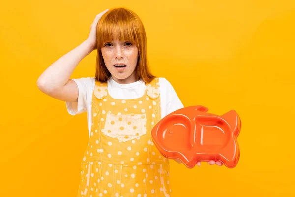 Hübsche Teenager Mädchen Mit Roten Haaren Posiert Mit Vor Orangefarbenem — Stockfoto