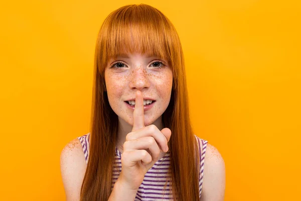 Emotionales Ingwergirl Posiert Vor Orangefarbenem Hintergrund — Stockfoto