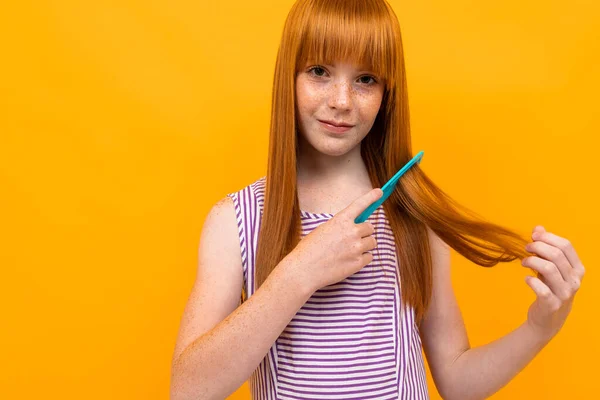 Adolescente Con Pelo Rojo Posando Con Cepillo Pelo Sobre Fondo — Foto de Stock