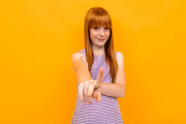 Emotionales Ingwergirl Posiert Vor Orangefarbenem Hintergrund — Stockfoto