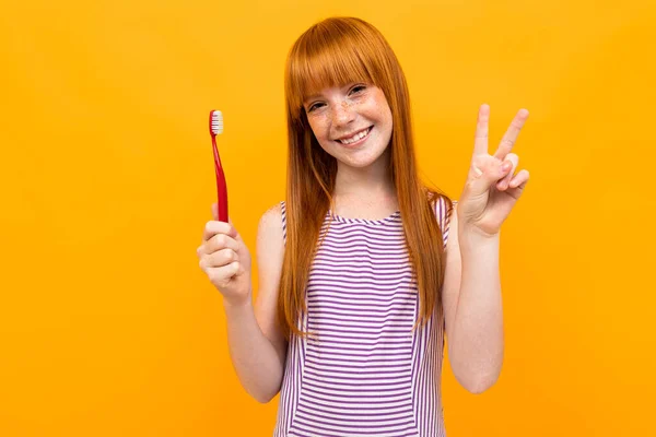 Hübsches Teenager Mädchen Mit Roten Haaren Posiert Mit Zahnbürste Vor — Stockfoto