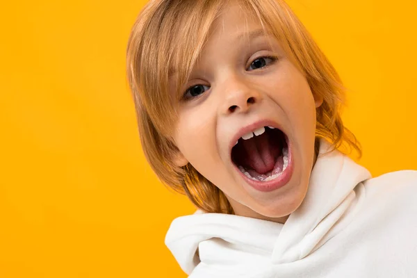 Emotionaler Junge Weißem Kapuzenpulli Posiert Vor Orangefarbenem Hintergrund — Stockfoto