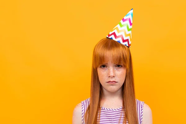 Geburtstagskind Posiert Gegen Orange — Stockfoto