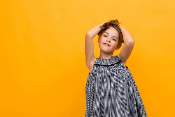 Güzel Küçük Kız Turuncu Arka Planda Poz Veriyor — Stok fotoğraf