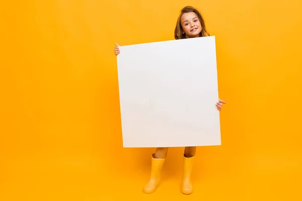 Menina Com Placa Branca Contra Fundo Laranja — Fotografia de Stock