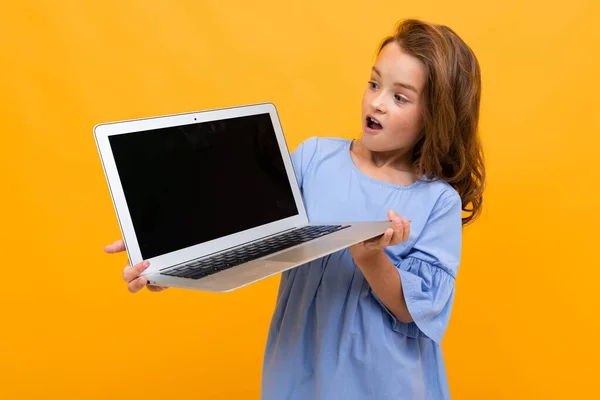 Menina Bonito Com Laptop Contra Fundo Laranja — Fotografia de Stock