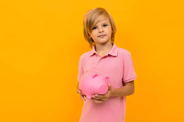 Petit Garçon Avec Tirelire Contre Orange — Photo