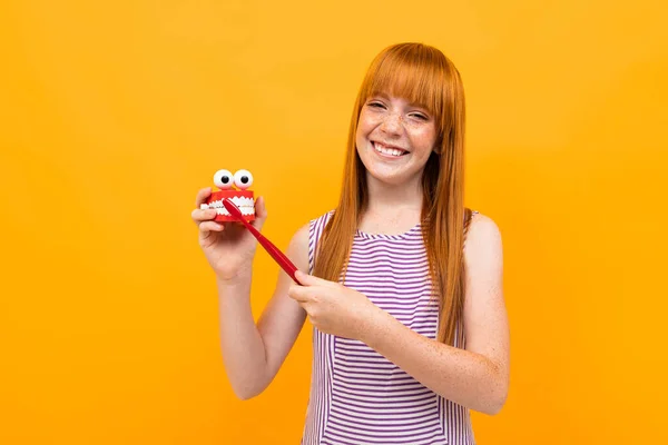 Bastante Adolescente Con Pelo Rojo Posando Con Cepillo Dientes Sobre — Foto de Stock