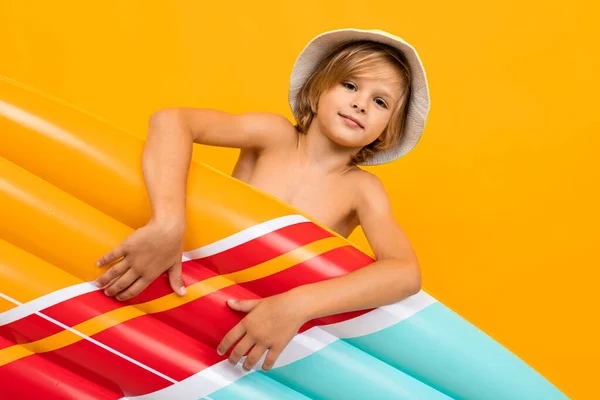 Mignon Petit Garçon Avec Matelas Gonflable Contre Orange — Photo