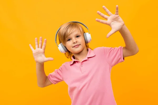 Netter Kleiner Junge Mit Kopfhörern Gegen Orange — Stockfoto