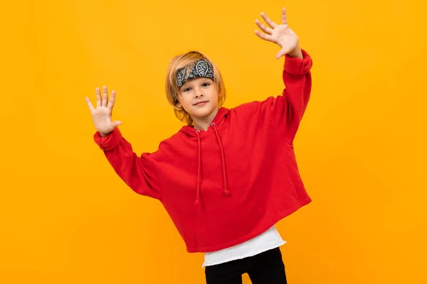 Συναισθηματικό Όμορφο Αγόρι Που Ποζάρει Πορτοκαλί Φόντο — Φωτογραφία Αρχείου