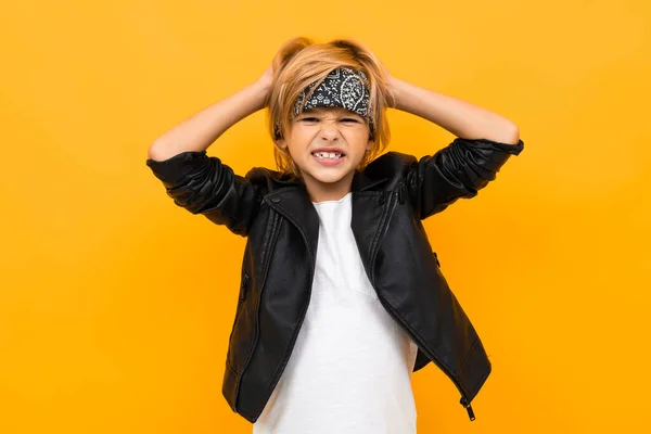 Menino Bonito Emocional Posando Contra Fundo Laranja — Fotografia de Stock