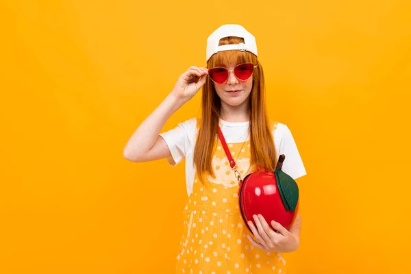 Gadis Berambut Merah Emosional Berpose Dengan Latar Belakang Oranye — Stok Foto