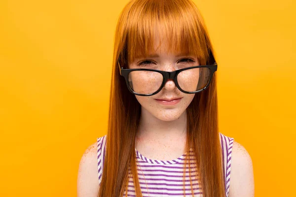 Gadis Dengan Visi Buruk Terhadap Latar Belakang Oranye — Stok Foto