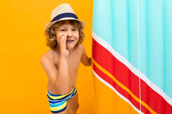 Kleiner Junge Posiert Strandstil Vor Orangefarbenem Hintergrund — Stockfoto