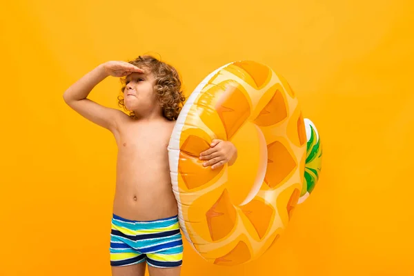 Niedlicher Kleiner Junge Mit Gummiring Vor Orangefarbenem Hintergrund — Stockfoto