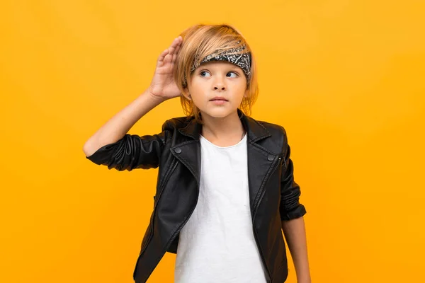 Emotionell Stilig Pojke Poserar Mot Orange Bakgrund — Stockfoto