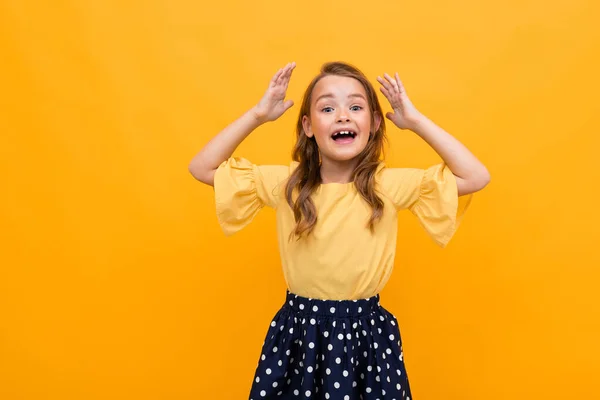 Roztomilý Módní Dívka Pózuje Proti Oranžové — Stock fotografie