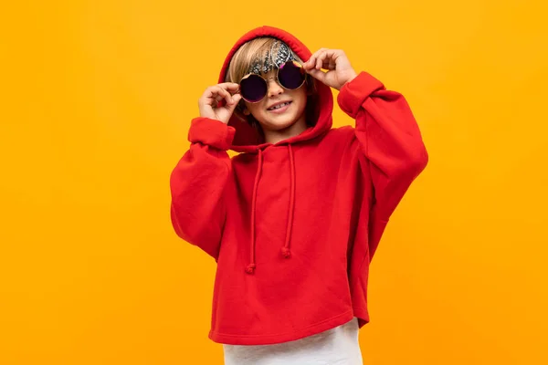 Cute Mode Anak Laki Laki Mengenakan Hoodie Merah Dan Kacamata — Stok Foto