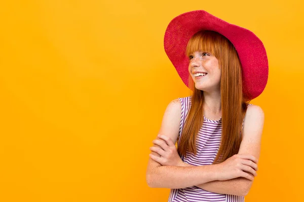 Retrato Menina Gengibre Bonito Usando Chapéu Vermelho — Fotografia de Stock