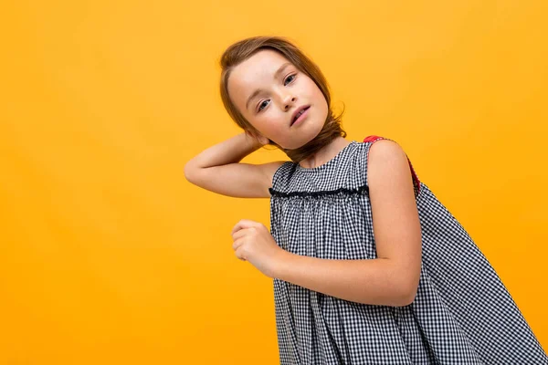 Schönes Kleines Mädchen Posiert Vor Orangefarbenem Hintergrund — Stockfoto