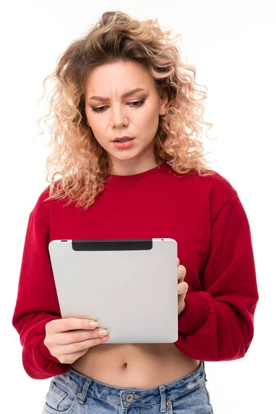 Giovane Donna Posa Con Tablet Digitale Sfondo Bianco — Foto Stock