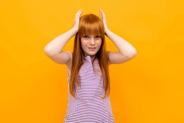 Emocjonalny Imbir Dziewczyna Pozowanie Pomarańczowym Tle — Zdjęcie stockowe