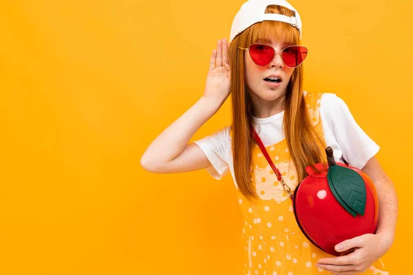 Emotionales Ingwergirl Mit Sonnenbrille Posiert Vor Orangefarbenem Hintergrund — Stockfoto