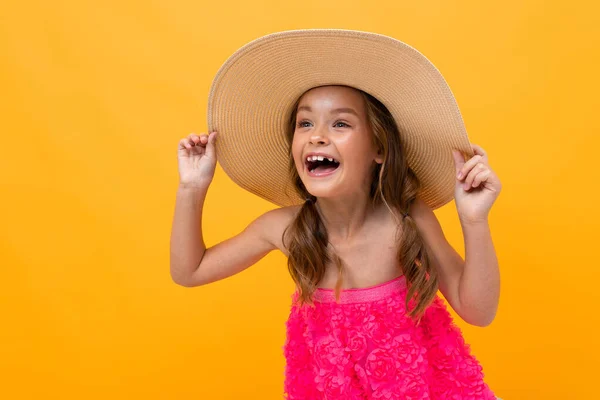 Bella Emotivo Bambina Cappello Paglia Posa Contro Sfondo Arancione — Foto Stock